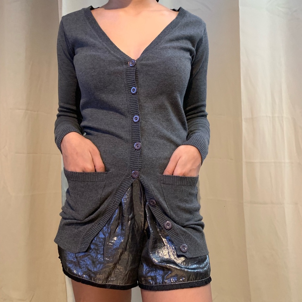 V-neck Long sleeve gray cardigan